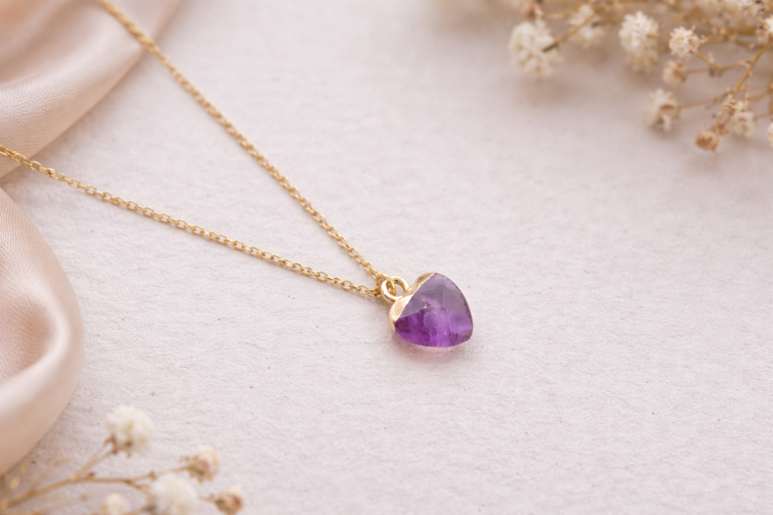 Amethyst healing crystal pendant necklace for women in boho style