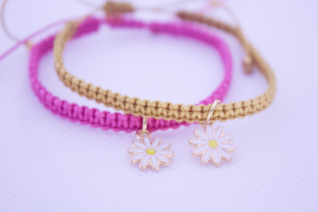 Dainty daisy charm bracelet with adjustable chain, minimalist flower jewelry